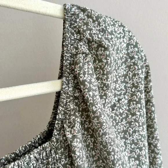 Paper Crane Smocked Floral Blouse, Puff Sleeve Green Fall Top, Size Medium - Picture 14 of 16